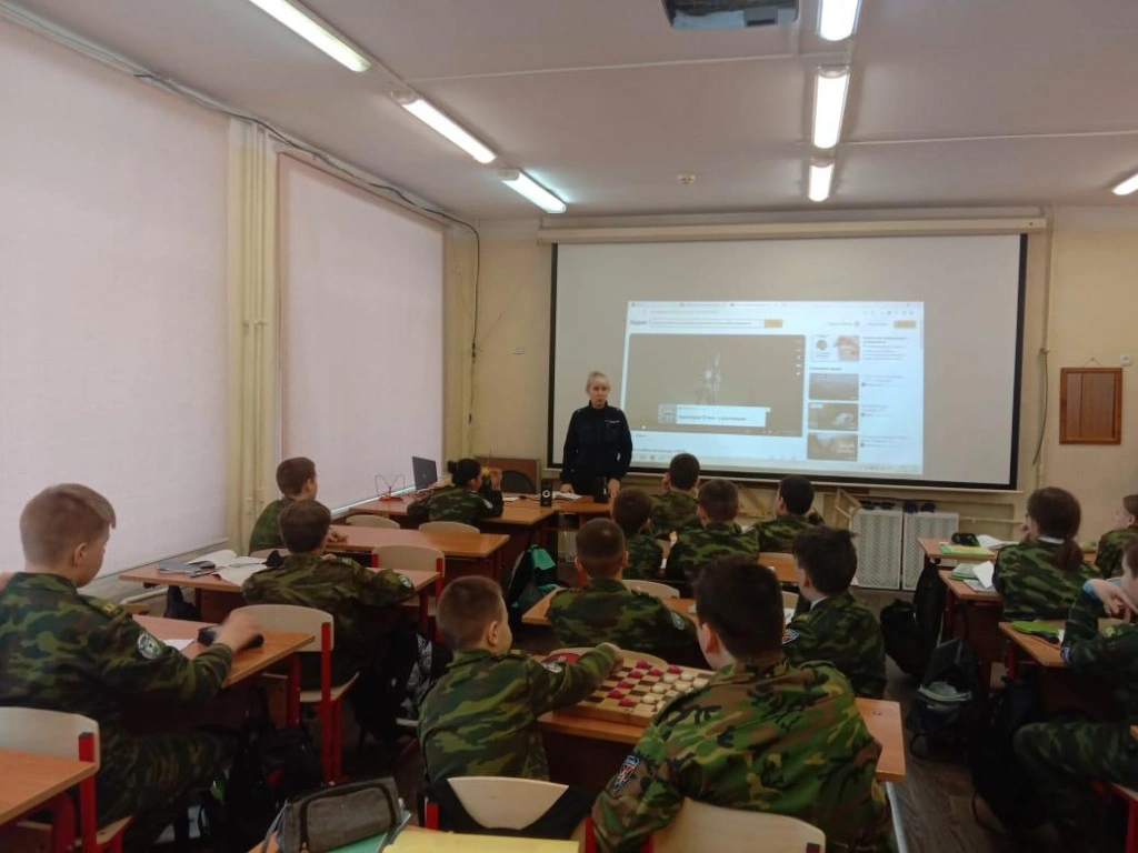 Сотрудники УВД в школе 1.jpeg